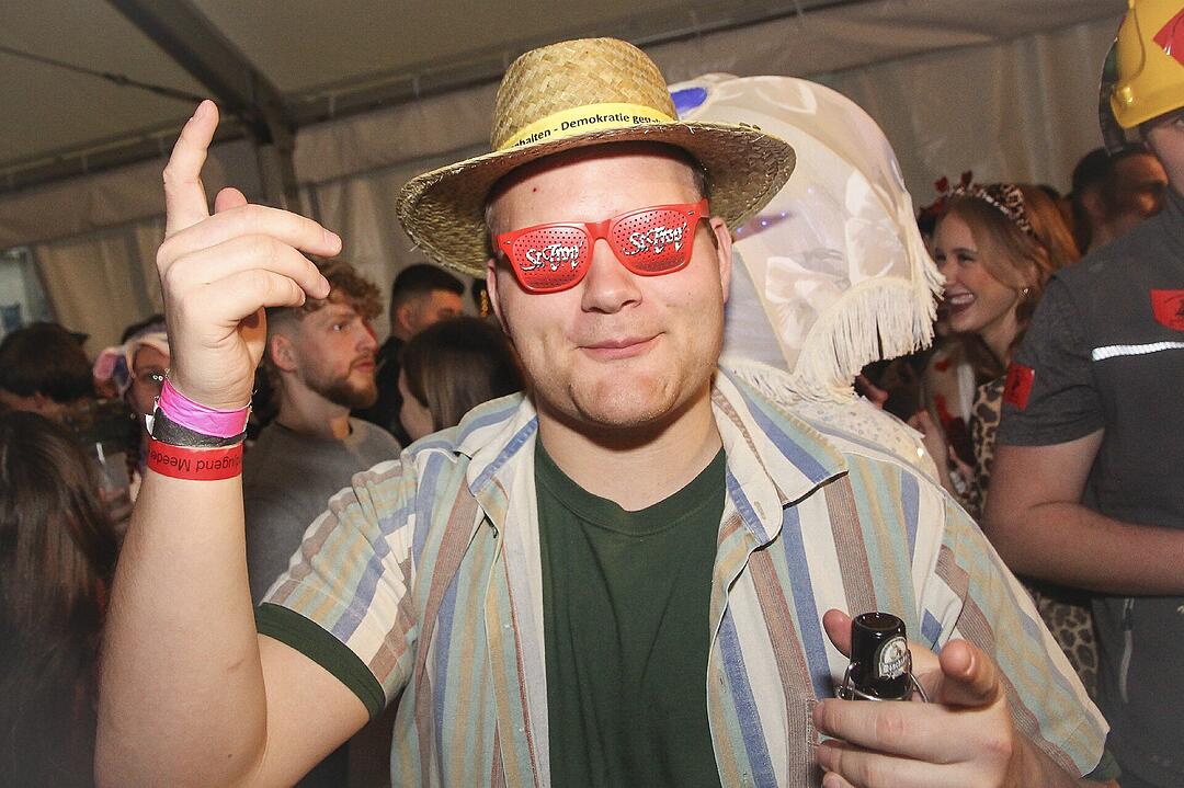 Super Stimmung beim Meeder Zeltfasching 2025!