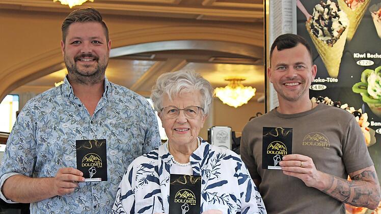 Lukas Schäfer und die stellvertretende BRK-Kreisvorsitzende Rosemarie Göhring freuen sich gemeinsam mit Nick Möller vom Lichtenfelser Eiscafé „Dolomiti“ über die Zusammenarbeit im Blutspendewesen (v. l.).