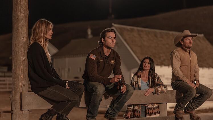 Abigail (Beau Garrett, links) hat in Van Davis (Ben Schnetzer, zweiter von links) einen Seelenverwandten gefunden, der sie &uuml;ber den Abschied aus New York City hinweg tr&ouml;sten k&ouml;nnte.