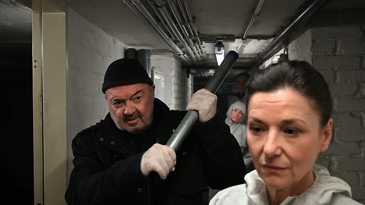 Keine Sorge, der Kommissar mordet nicht: Dr. Simkeit (Eva Sixt) will, das Otto Garber (Florian Martens) den t&ouml;dlichen Angriff nachstellt.