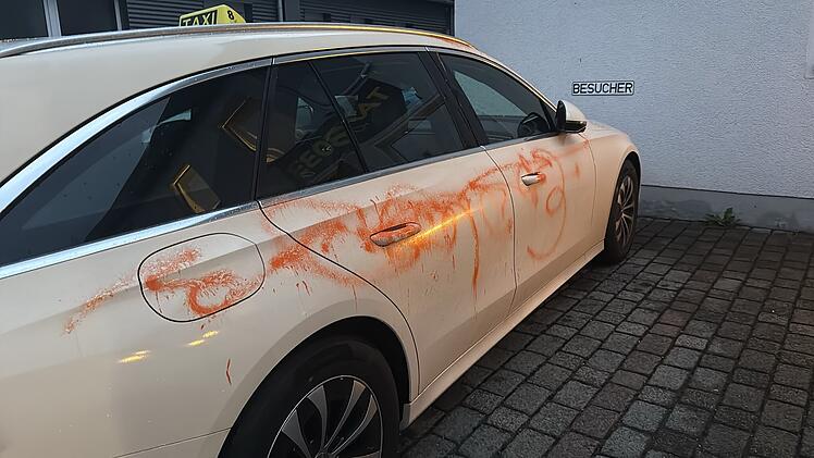 Rund die H&auml;lfte der Autos des Unternehmens Taxi3033 haben Unbekannte mit Farbe und einer Fl&uuml;ssigkeit besch&auml;digt.