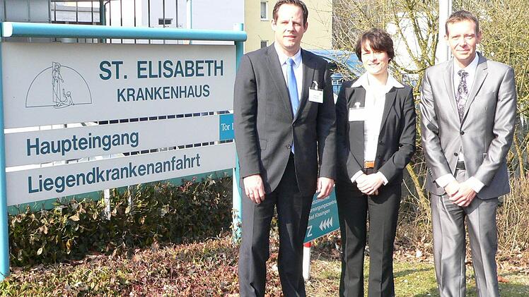 Von links: Martin Jonas, Gesch&auml;ftsf&uuml;hrer Helios Region Bayern, Karin Gr&auml;ppi, Gesch&auml;ftsf&uuml;hrerin Helios Kliniken GmbH, Marcus Plaschke, Gesch&auml;ftsf&uuml;hrer St. Elisabeth-Krankenhaus GmbH Foto: Helios