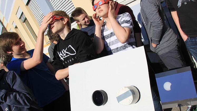 Durch ein leicht präpariertes Fernglas wird die Sonnenscheibe auf einer Projektionsfläche abgebildet.