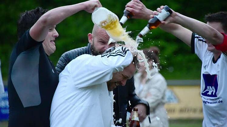Der FC Rottershausen ist Kreisklassist nach einem dramatischen Sieg im Elfmeterschießen gegen den SV Niederlauer. Foto: Anders