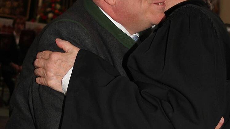 Herzliche Umarmung von OB Henry Schramm