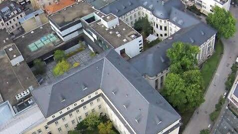 Der Neumann-Flügel (vorne) und das Kurhausbad (rechts hinten) werden für 45 Millionen Euro zum Behördenstandort umgebaut.