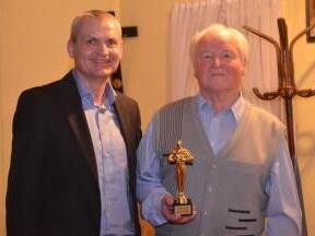 Für Heinz Thürmer (rechts) war dies die letzte Vorstellung, bei der er für Regie und Gesamtleitung verantwortlich war. Der Vorsitzende des Fidelia-Vereins, Martin Thürmer, nahm die Gelegenheit wahr, seinen Vater für dessen langjähriges Engagement zu würdigen. Fotos: Andreas Lomb