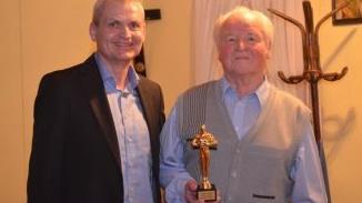 Für Heinz Thürmer (rechts) war dies die letzte Vorstellung, bei der er für Regie und Gesamtleitung verantwortlich war. Der Vorsitzende des Fidelia-Vereins, Martin Thürmer, nahm die Gelegenheit wahr, seinen Vater für dessen langjähriges Engagement zu würdigen. Fotos: Andreas Lomb
