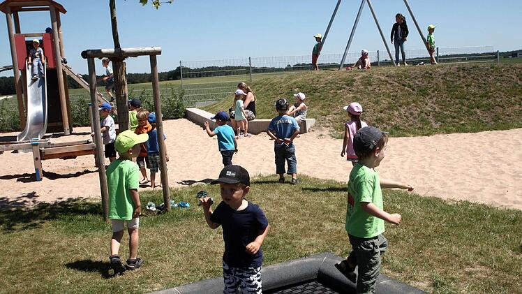Die Kinder eroberten den Spielplatz in Windeseile. Foto: Richard Sänger