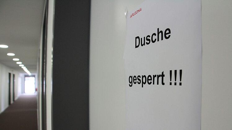 Pech, wenn das Deo versagt: Wegen Dichtungsproblemen ist derzeit noch die Dusche gesperrt.