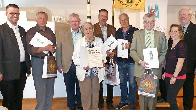 Ehrung langjähriger Mitglieder (von links): Diözesanvorsitzender Thomas Werb, Armin Herbst (40 Jahre), Konrad Ochs, Erna Hohner, Klaus Bayer, Peter Schell, Johann Linz (alle 25 Jahre), Zweite Vorsitzende Karola Di Maria und Geistlicher Beirat Peter Wünsche Foto: Bärbel Meister