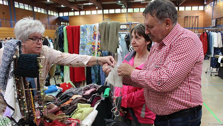 Auf Taschen aus war dieses Paar aus Adelsdorf. Einen kleinen Rucksack hatten sie schon erstanden.