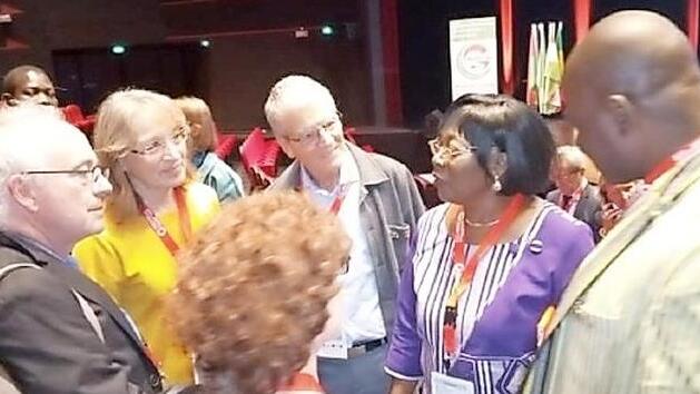 Madiara Sagnon Tou, die Ministerin für den sozialen Zusammenhalt in Burkina Faso (Zweite von rechts), spricht mit den trilateralen Partnern. Mit dabei die Zweite Bürgermeisterin von Herzogenaurach, Renate Schroff (Zweite von links), und Bürgermeister Boukaré Ouédraogo aus Kaya (rechts).  Foto: Stadt