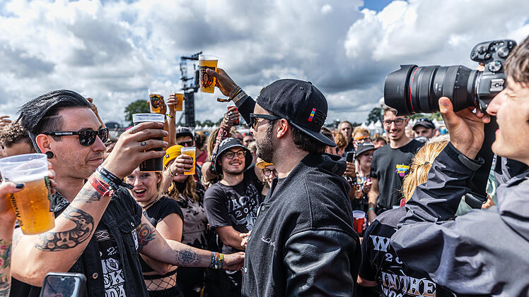 Wacken Open Air 2026 Wacken Bierpreis Bierpreise Preissenkung g&uuml;nstiger Bier 35 Jubil&auml;um Holy Ground Metal Festival Heavy Metal Festivalgel&auml;nde Bierbecher Bechergr&ouml;&szlig;e 0,5 Liter 6,90 Euro 13,80 Euro Literpreis Thomas Jensen Holger H&uuml;bner Metal-Fans Metalheads Headliner Line-up Judas Priest Def Leppard Powerwolf Schleswig-Holstein Festival Sommer 2026 Infrastruktur Schlamm Wege Platten