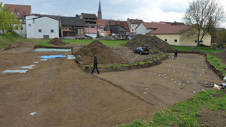 Die Grabungsstelle an der Straße am Schießgraben. Die Reste der Siedlung im rechten Bild-Teil sind mit Markierungen belegt.  Fotos: Ronald Rinklef