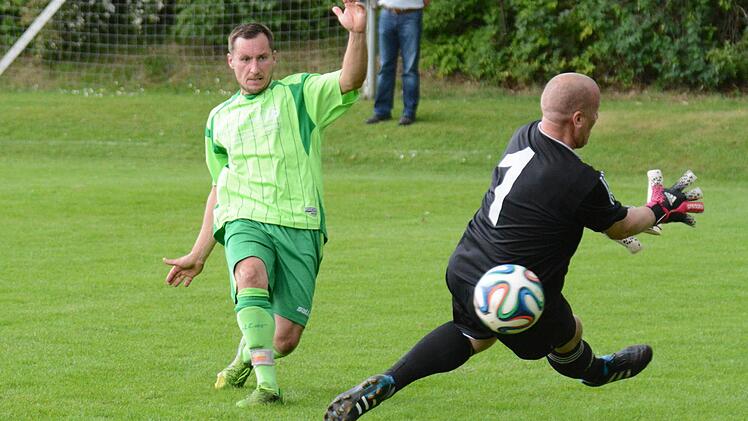 Der Garitzer Andrzej Sadowski zirkelt die Kugel an FC-Keeper Jörg Schaffelhofer vorbei, trifft aber das Tor nicht.