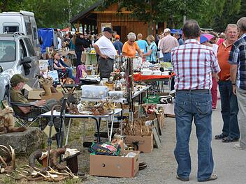 Ein Flohmarkt rundete das Festwochenende des TV Poppenlauer ab.  Foto: Björn Hein