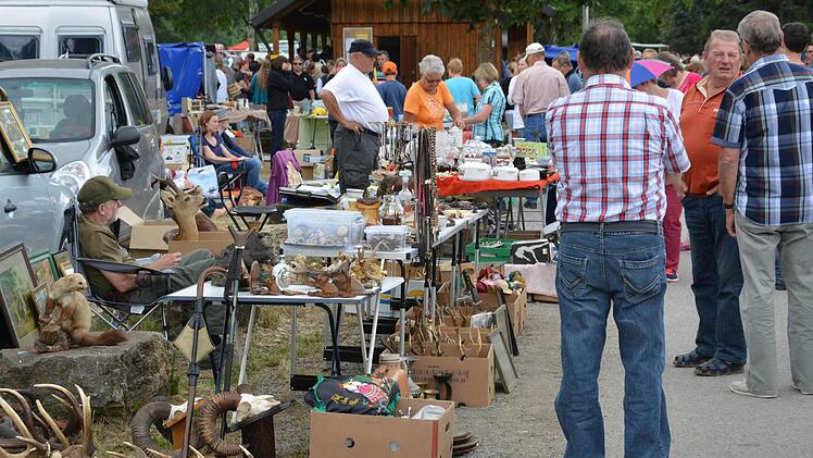 Ein Flohmarkt rundete das Festwochenende des TV Poppenlauer ab.  Foto: Björn Hein