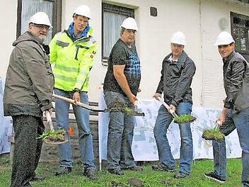 Beim symbolischen Spatenstich für den zweiten Bauabschnitt der Dorferneuerung Unterelldorf (von rechts): Martin Mittag, Günter Förtsch, Achim Meußer, Michael Ullwer und Helfried Schleicher.  Foto: Bettina Knauth