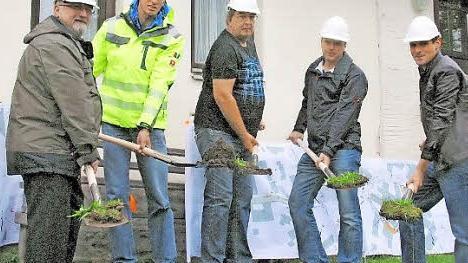 Beim symbolischen Spatenstich für den zweiten Bauabschnitt der Dorferneuerung Unterelldorf (von rechts): Martin Mittag, Günter Förtsch, Achim Meußer, Michael Ullwer und Helfried Schleicher.  Foto: Bettina Knauth