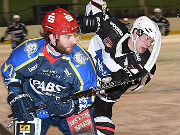 Wird es auch in Zukunft ein Eishockey-Derby gegen die Mighty Dogs aus Schweinfurt in der Kissinger Eishalle geben? Auf dem Bild bestreitet Donatas Vitte von den Kissinger Wölfen (rechts) einen Zweikampf. Foto: Hopf
