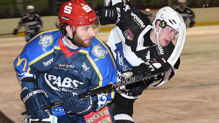 Wird es auch in Zukunft ein Eishockey-Derby gegen die Mighty Dogs aus Schweinfurt in der Kissinger Eishalle geben? Auf dem Bild bestreitet Donatas Vitte von den Kissinger Wölfen (rechts) einen Zweikampf. Foto: Hopf