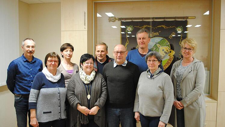 Der neu gewählte Vorstand (hinten von links): Erhard Schumm (Dirigent), Doris Hergenröder , Josef Schaab und Edwin Dorn (Beisitzer) und Evelyn Schneider (stellvertretende Vorsitzende) sowie (vorne, von links): Annelore Heublein (Schriftführerin), Ellen Hüther (Beisitzer) Hubert Dorn (Vorsitzender) und Ulrike Belz (Kassiererin).  Foto: Klaus Schumm
