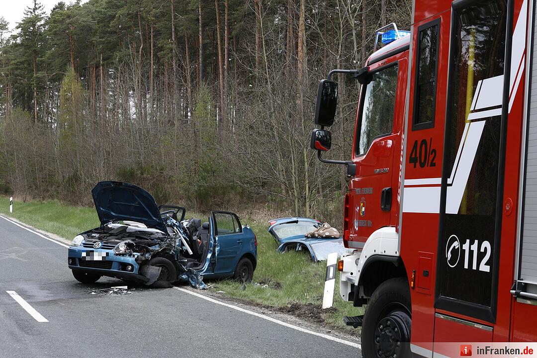 Golf kollidiert mit Traktor: 49-Jährige schwer verletzt