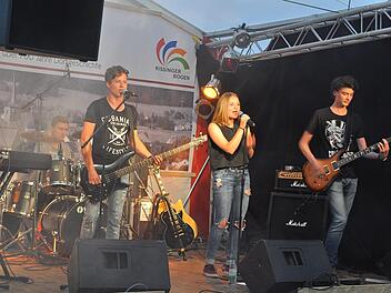 Eine der Nachwuchsbands beim Festival in Wittershausen war "Medley Heap" mit Johannes Brandl (Bass, Gitarre; links), Johanna Baumgart (Gesang), Niklas Schmitt (Gitarre), Max Morber (am Schlagzeug) und Jonathan Schlereth (Keyboard, Gesang; nicht im Bild).  Foto: Carina Straub