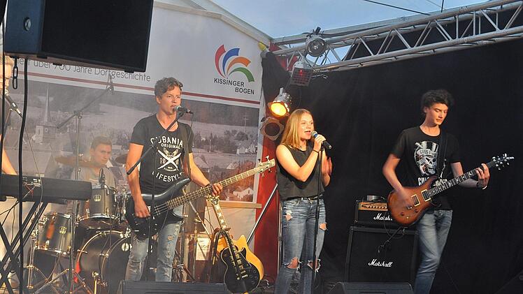 Eine der Nachwuchsbands beim Festival in Wittershausen war "Medley Heap" mit Johannes Brandl (Bass, Gitarre; links), Johanna Baumgart (Gesang), Niklas Schmitt (Gitarre), Max Morber (am Schlagzeug) und Jonathan Schlereth (Keyboard, Gesang; nicht im Bild).  Foto: Carina Straub