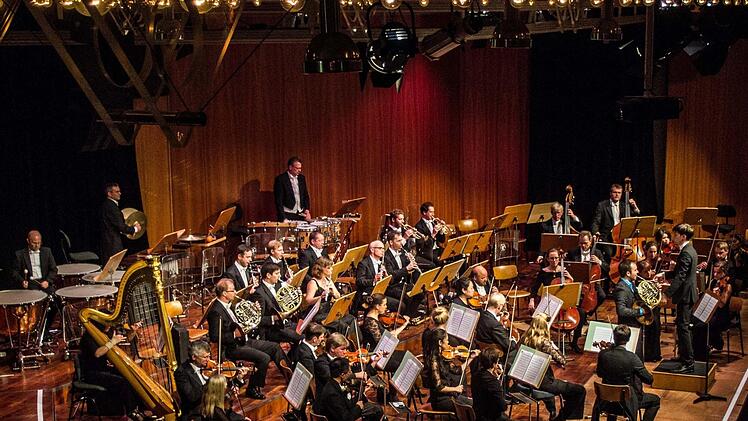 Unter Leitung seines neuen Ersten Kapellmeisters Johannes Braun beeindruckte das Philharmonische Orchester des Landestheater beim Konzert im Kongresshaus.Foto: Jochen Berger