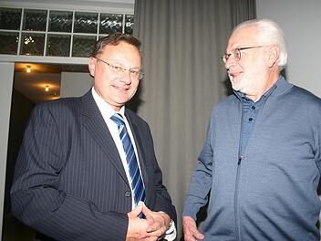 Das Thema Europa stand im Fokus einer Autorenlesung, die jüngst in derKultur.werk.stadt in Neustadt zahlreiche Gäste in den Bann zog. Prof. Michael Gehlen (links) freute sich besonders, dass unter den Zuhörern seinehemaliger Geschichtslehrer Dietrich Hofmann war, dem er sehr viel zuverdanken habe. Foto: Martin Rebhan