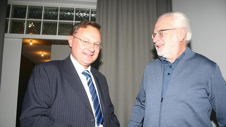 Das Thema Europa stand im Fokus einer Autorenlesung, die jüngst in derKultur.werk.stadt in Neustadt zahlreiche Gäste in den Bann zog. Prof. Michael Gehlen (links) freute sich besonders, dass unter den Zuhörern seinehemaliger Geschichtslehrer Dietrich Hofmann war, dem er sehr viel zuverdanken habe. Foto: Martin Rebhan