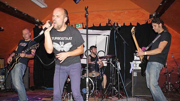 Auferstanden aus den Ruinen der Gruppen "Reverb" und "Vivos O Muertos" ist die Lichtenfelser Band "Kobold". Am 25. November lassen es Gitarrist Dirk Meixner, Sänger Matthias Gutgesell, Schlagzeuger Lukas Scholz und Bassist Wolfgang Wagner im "Rösla" krachen.