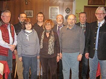 Im Fokus der Jahreshauptversammlung des Frankenwaldvereines Marktleugast stand der Dank an langjährige und treue Mitglieder. Unser Bild zeigt (von links) Horst Zapf, Volker und Marianne Czapinski, Elfriede Peschel, Brigitte Schramm, Klaus Schramm, Otto Schramm, Matthias Brendel und Reiner Meisel. Foto: Klaus-Peter Wulf
