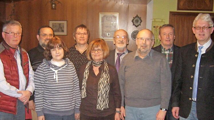 Im Fokus der Jahreshauptversammlung des Frankenwaldvereines Marktleugast stand der Dank an langjährige und treue Mitglieder. Unser Bild zeigt (von links) Horst Zapf, Volker und Marianne Czapinski, Elfriede Peschel, Brigitte Schramm, Klaus Schramm, Otto Schramm, Matthias Brendel und Reiner Meisel. Foto: Klaus-Peter Wulf
