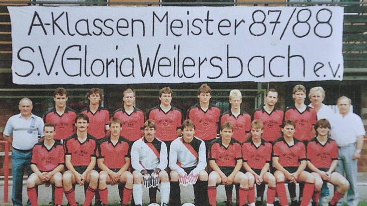 Die damaligen Bezirksliga-Aufsteiger des SV Weilersbach: Meistermacher Raimund Klump (hinten, 2. v.r.) und links neben ihm Libero Detlef Schneider mit dem erfolgreichen Team vor dem Gloria-Sportheim.  Der sportliche Höhepunkt endete aber zur Jahrtausendwende mit dem Abstieg in die Kreisliga. In dieser Saison verhinderte Weilersbach erst im letzten Spiel den Gang in die A-Klasse.privat