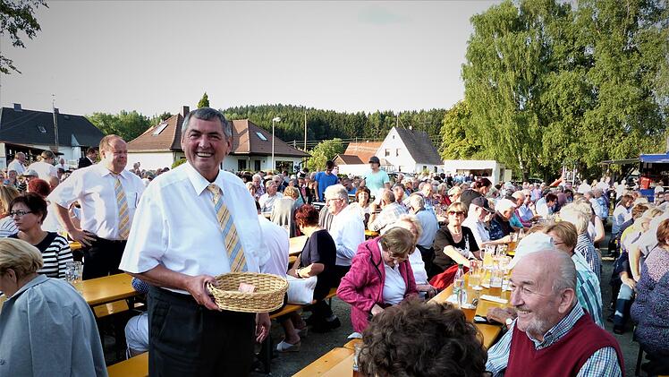 Die Bürgermeister und Altbürgermeisterwaren sich nicht zu schade, bei den Besuchern um Spenden für den Förderverein der Basilika zu bitten. Foto: Werner Reißaus