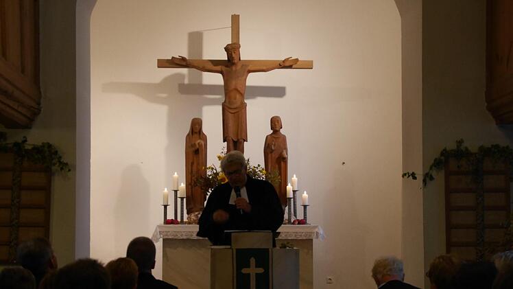 Vollbesetzt war die Jakobuskirche in Herreth, in der Pfarrer Matthias Hagen seinen Erntedankgottesdienst begann. Foto: Nelly Ritz