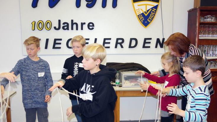 Die Kinder übten sich im magischen Seile-Verknoten und wieder -Entknoten.Heike Schülein