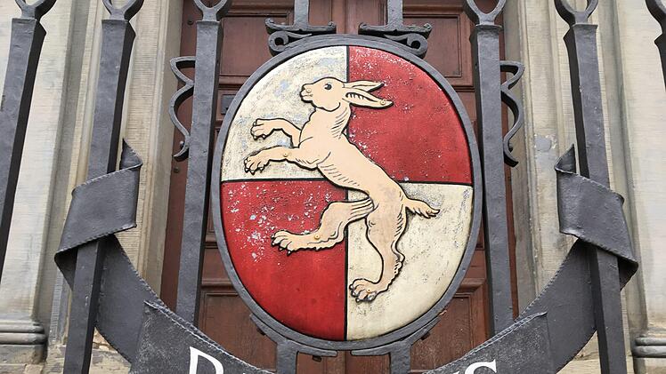 Das Wappen am Rathaus täuscht über den Ursprung des Stadtnamens von Haßfurt hinweg.