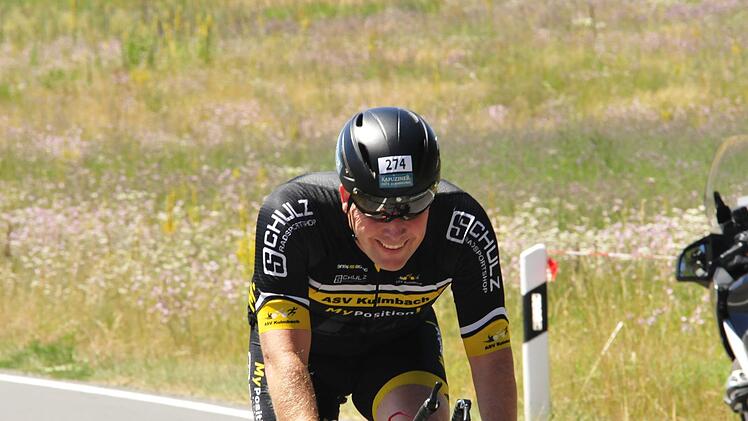 Maurice van Tongeren vom ASV Kulmbach auf der Radstrecke der Olympischen Distanz. Foto: Karl Heinz Weber