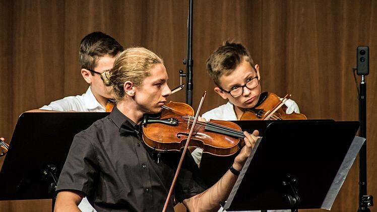 Sehr überzeugende Leistungen boten die Chöre und Instrumentalensembles des Gymnasiums Albertinum bei der sommerlichen Serenade vor zahlreichen Zuhörern im Coburger Kongresshaus Rosengarten.Foto: Jochen Berger
