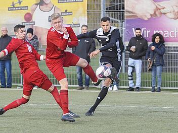 Routinier Daniel Sam (rechts) erzielte per Elfmeter das einzige Tor f&uuml;r den FC Coburg. Foto: Hagen Lehmann