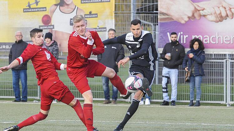 Routinier Daniel Sam (rechts) erzielte per Elfmeter das einzige Tor f&uuml;r den FC Coburg. Foto: Hagen Lehmann