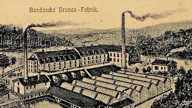 Das Benda-Werke in der Grundm&uuml;hle auf einem Werbeplakat von 1904. Vorne die Produktionsst&auml;tte mit den zwei Kesselh&auml;usern f&uuml;r die dampfbetriebenen H&auml;mmer (Schl&ouml;te), im Hintergrund die Wohnblocks f&uuml;r die Belegschaft. Foto: Gemeindearchiv Marktschorgast