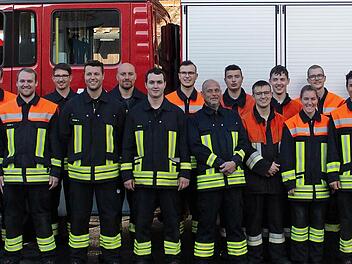 Insgesamt 26 Feuerwehrleute legten die Pr&uuml;fung ab.