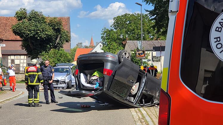 Schwerer Unfall in Adelhofen: Auto landet auf dem Dach