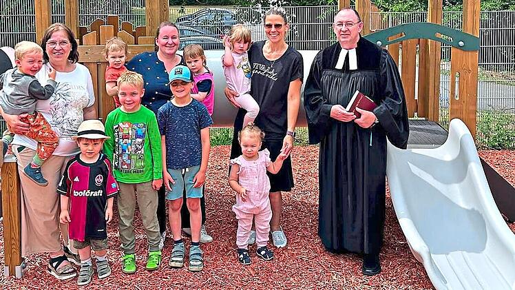 Pfarrer Arnold segnete die Kinder und das neue Kletterger&uuml;st.Kinderkrippe Flohzirkus