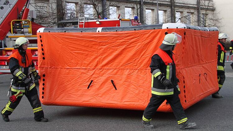 Die Feuerwehr hat ein Rettungskissen aufgebaut, das dann glücklicherweise nicht gebraucht wird. Foto: Stephan Tiroch